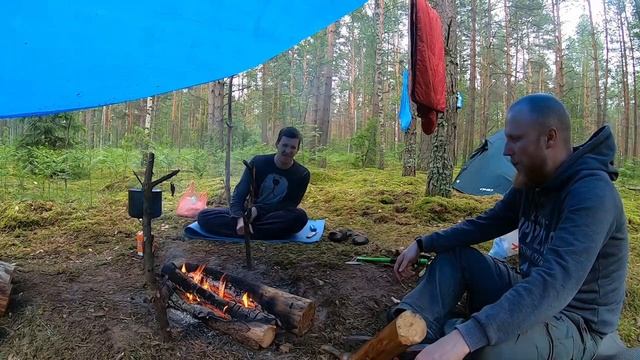 Землянка #7 Подтопило дорогу. Сделали лежаки. Доработали дверь. Байки у костра. смотреть онлайн