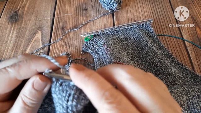 Мужской жилет спицами снизу вверх.