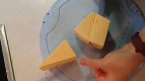 Как нарезать треугольный сыр