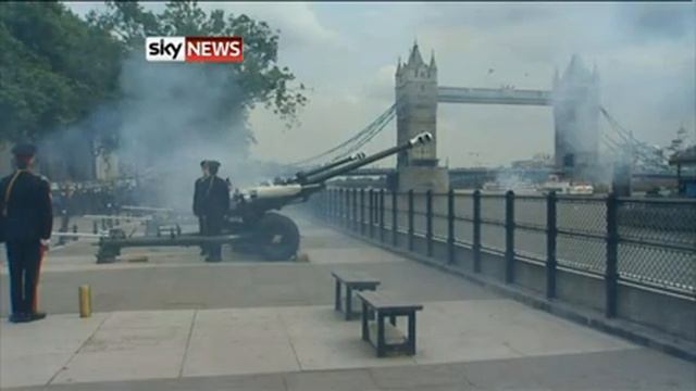 Royal Baby: Gun Salutes Mark Birth Of New Prince смотреть онлайн