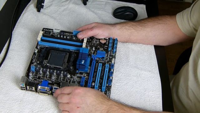 500 Euro Gaming PC Das Board Asus M5A78L M USB3! смотреть онлайн