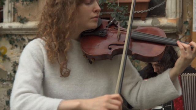 We played famous songs on the street смотреть онлайн