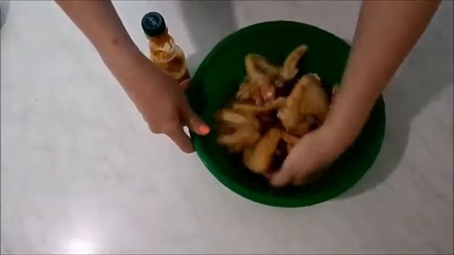 ВКУСНЫЕ КУРИНЫЕ КРЫЛЫШКИ В МАРИНАДЕ смотреть онлайн