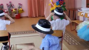 Танец в шляпах в детском саду.