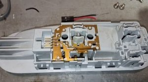 Плафон салона Рено Сандеро.  Установка разъёма для подключения диодных лент.