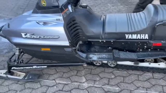Snöskoter Yamaha Venture VT 500 XL 8DX 2004 смотреть онлайн
