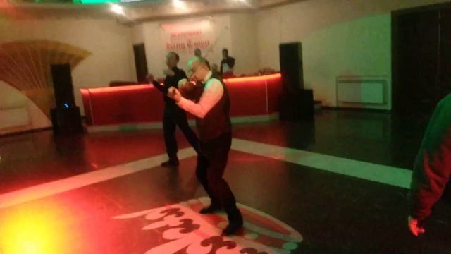 Скрипач в Донецке играет "Солнце мое, взгляни на меня"... смотреть онлайн