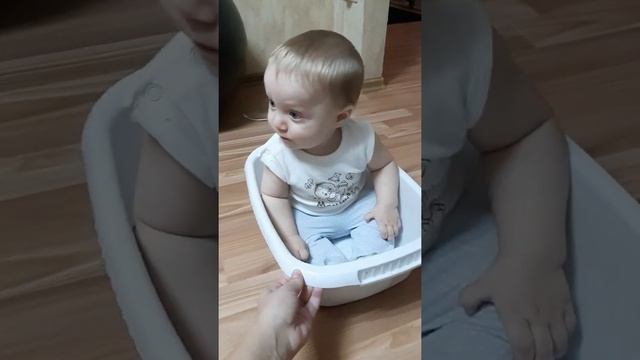 КАК УЛОЖИТЬ РЕБЁНКА СПАТЬ!!! Просто посадите его в тазик!!! смотреть онлайн