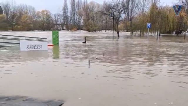 Rivers burt their banks and flooded hundreds of homes in Pamplona, Navarra, Spain смотреть онлайн