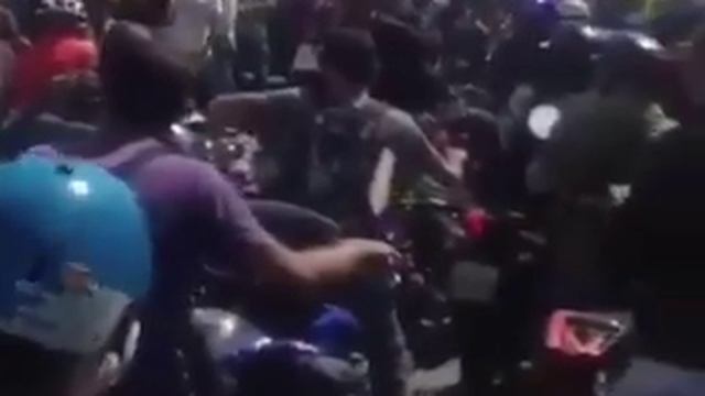 Острая нехватка бензина на венесуэльских АЗС - очередь на всякий случай, вдруг бензин появится смотреть онлайн