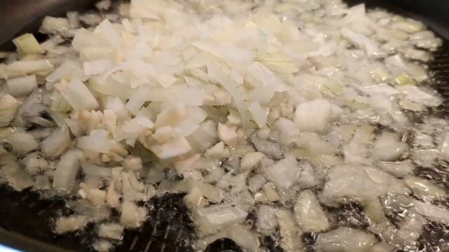 КОЛБАСКИ запеченные с картошкой смотреть онлайн