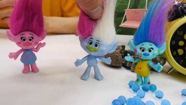 Тролли в детском садике. Игры и видео для детей с игрушками из мультика Тролли смотреть онлайн