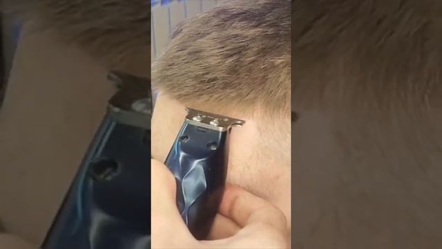 Как стричь мужскую челку триммером // Как подстричь машинкой челку в мужской стрижке // Челка линия смотреть онлайн