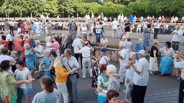 "Осенние листья шумят и шумят в саду..."???????❣ смотреть онлайн