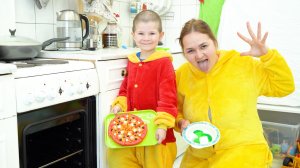 Ребенок учится готовить пиццу и доставлять ее на квартиру