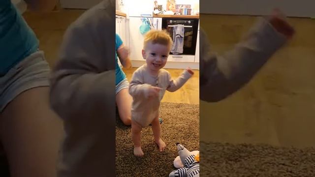 Зажигательный танец. Малыш танцует смотреть онлайн