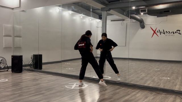 Stray Kids "MANIAC" Dance Tutorial Explained (Chorus) смотреть онлайн