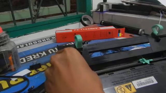 Kyocera Fs 1135 / M2535DN Replace Main Charger Unit (Part I) смотреть онлайн