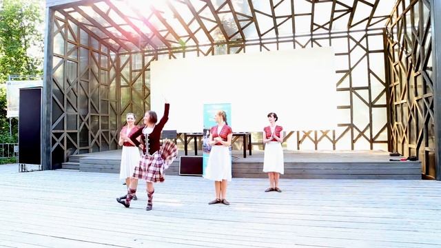 Scottish Dance (When the Fiddle Plays) смотреть онлайн