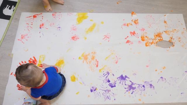 Рисуем руками и ногами цветными красками!) смотреть онлайн