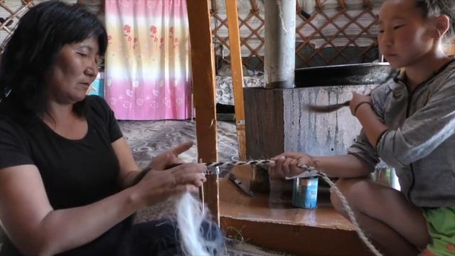 Изготовление верёвок из гривы лошади смотреть онлайн