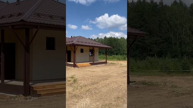 Мокрый фасад на одноэтажном доме, терраса на бетонных столбах из лиственницы. Фаcад дома L97 смотреть онлайн