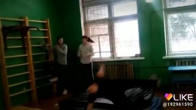 Делаю сальто с турника смотреть онлайн