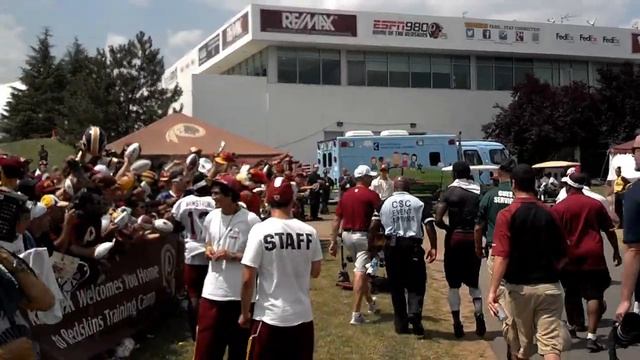 Fans react when Redskins quarterback Robert Griffin III stops signing autographs смотреть онлайн