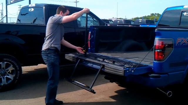 Tailgate Step Operation on a Ford F150 смотреть онлайн