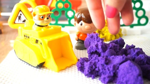 Видео с игрушками для детей. Строим песочницу из разноцветного песка смотреть онлайн