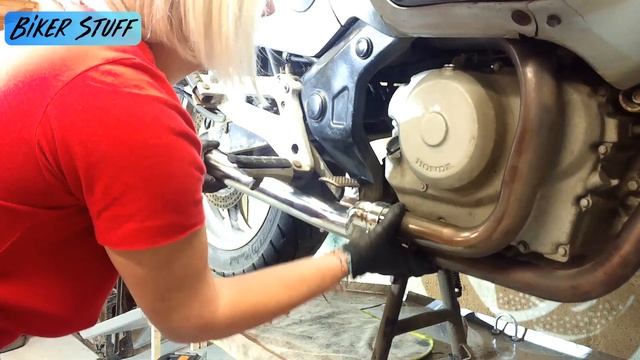 Fitting a shiny new exhaust to a Honda Deauville смотреть онлайн