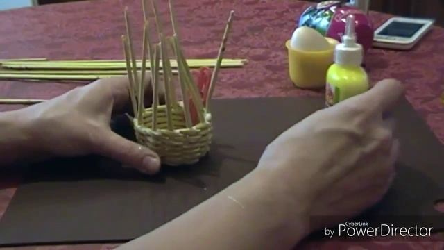 Корзиночка для пасхального яичка из газетных трубочек Часть 2HD смотреть онлайн