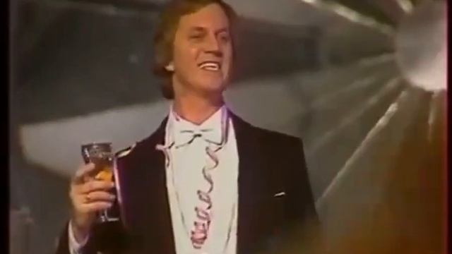 Леонид Сметанников - Тост князя Орловского из оперетты "Летучая мышь" смотреть онлайн