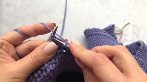 Красивые убавки в полупатентной резинке спицами. Аккуратная v образная горловина спицами.