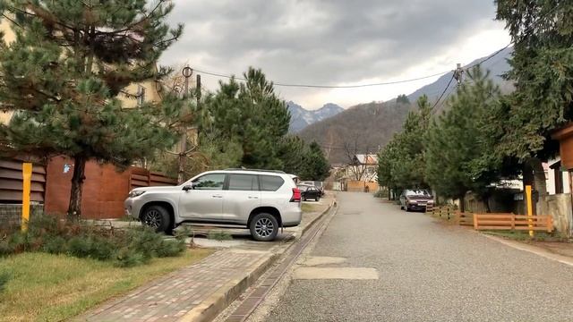 Поднимаемся в горы на трёх подъёмниках. ВЗЯЛИ ЭКСКУРСИЮ В КРАСНУЮ ПОЛЯНУ. смотреть онлайн