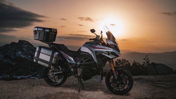 Energica Experia vs Kawasaki Versys 1000 SE | Electric or Petrol Touring Motorcycles?