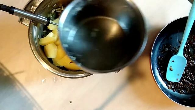 Стручковая фасоль(მწვანე ლობიო) с отварным кортофелем и специями.Ну очень вкусно!По летнему?? смотреть онлайн
