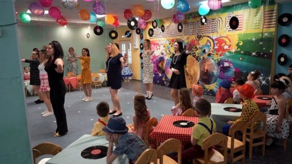 танец родителей с детьми на выпускном в детском саду Ricchi e Poveri - Mamma Maria