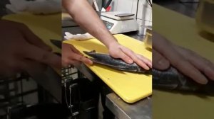 Как чистить рыбу правильно (Сибас)