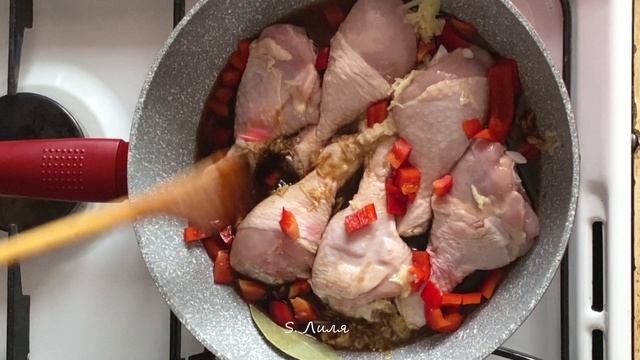 Кусочки цыпленка тушеные в остром маринаде. смотреть онлайн