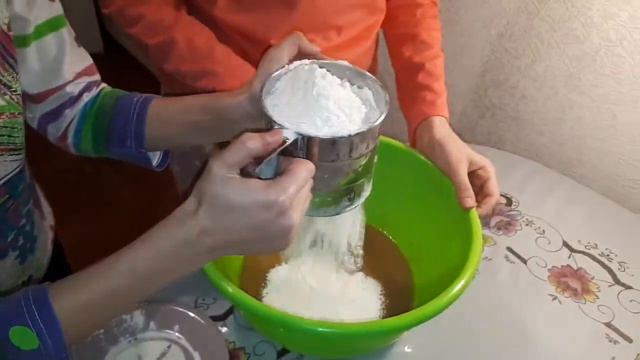 Печём имбирные пряники. Выпал снег. Украсили ёлку.