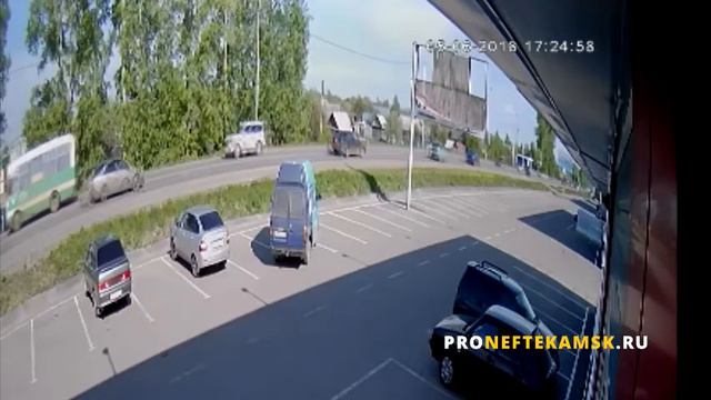 При въезде в Нефтекамск легковушка врезалась в автобус смотреть онлайн