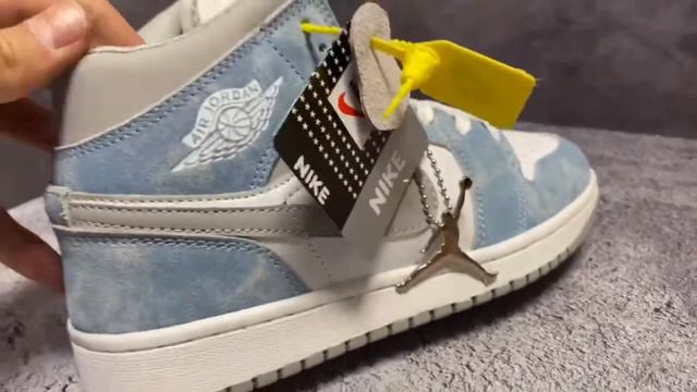 Кроссовки женские Nike Air Jordan 1 Mid Hyper Royal смотреть онлайн