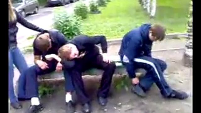 Пацаны плавятся в дворику. Guys melt in the yard. смотреть онлайн