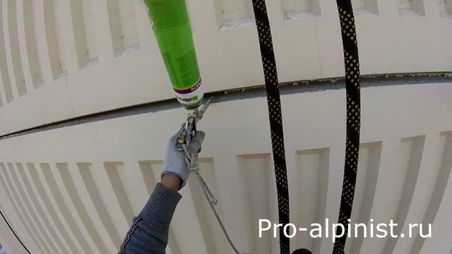 Утепление и герметизация межпанельных швов промышленными альпинистами. смотреть онлайн