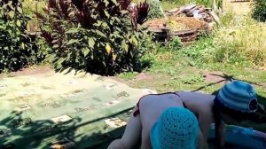 Купаемся в маленьком бассейне на даче.