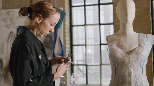 Iris Van Herpen x Evian Create ‘Mimesis’ Dress Using 'Liquid Fabric' смотреть онлайн