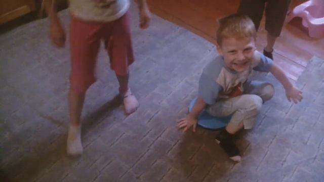 Дети играют/Милане подарили цепочку смотреть онлайн