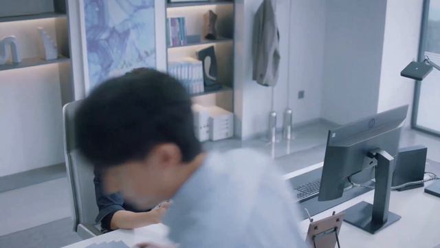 تنتقم زميلة المدير من حبيبته بسبب غيرتها وعندما يعرف يحرجها ويوقعها في ورطة😲مشهد "عزيزتنا المترجمة" смотреть онлайн