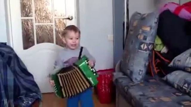 Мальчик игает на гормошки смотреть онлайн